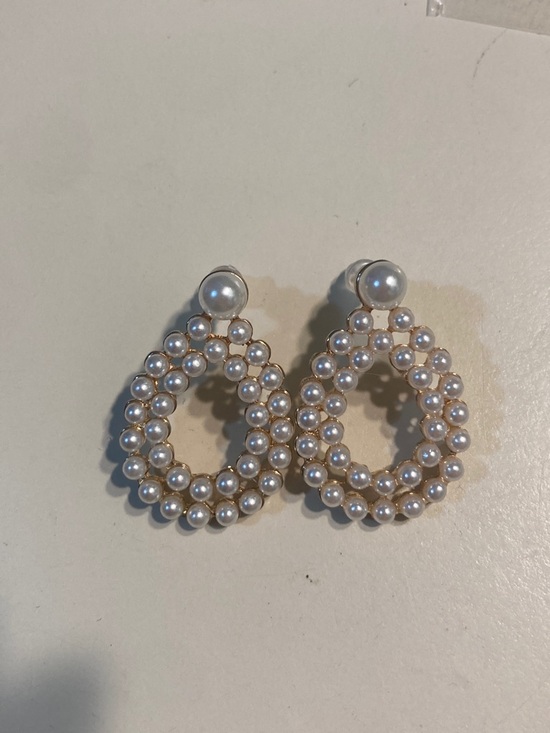 Jewelry - Cute classy faux pearl earrings